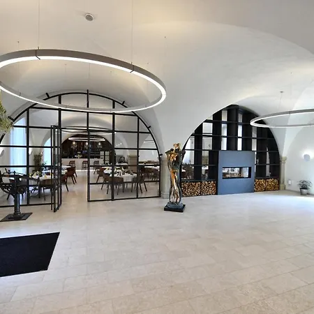 Otel Lotrinsky Velké Pavlovice